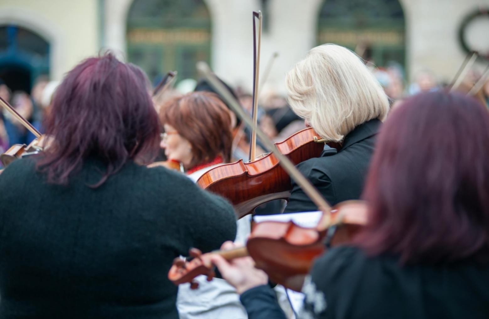 Studio de création sonore avec équipement audio professionnel et espace de travail collaboratif