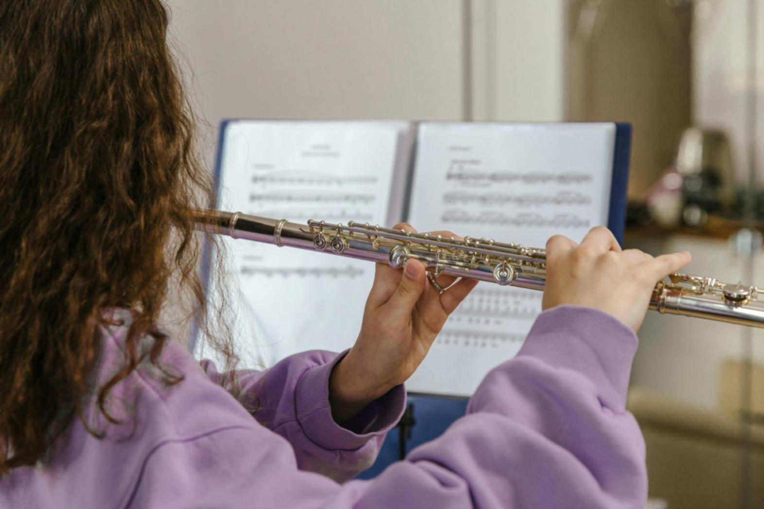 Session de travail en design sonore avec monitoring professionnel